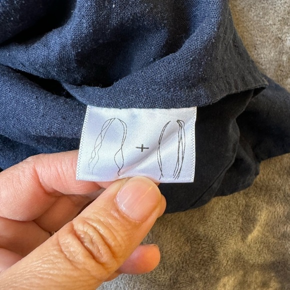 Jamie + The Jones Blue Blouse Size Small - Picture 8 of 9